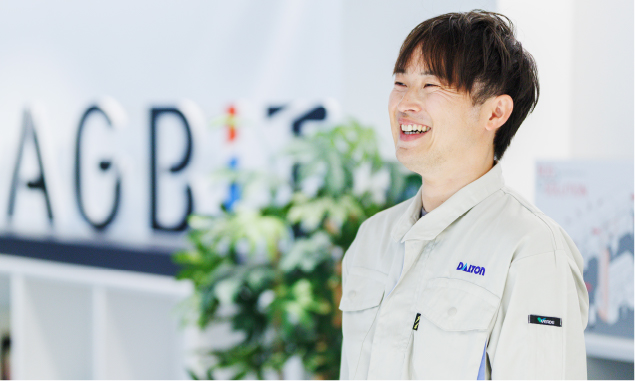 <p>パソコンに向き合うだけでなく、<br />
ときには動画に出演することも</p>